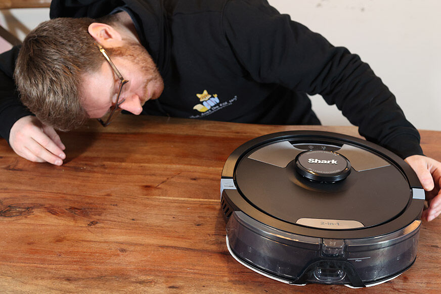 Das Design und die Verarbeitung eines Shark Staubsauger-Roboters wird betrachtet.